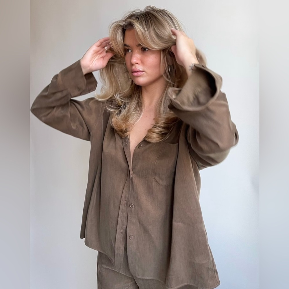 Djerf Avenue On The Go Shirt in Mocha